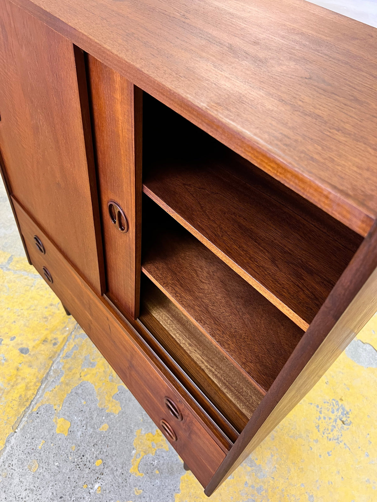 Vintage Schrank Teak aus Dänemark mit Schiebetüren und Schubladen, runde Griffmulden