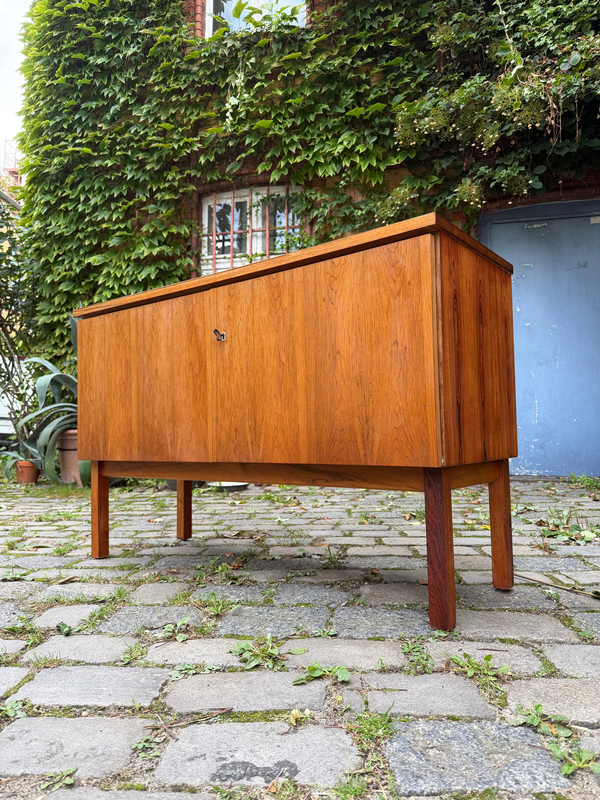 Vintage Sideboard mit Schloss aus Dänemark, Mid-Century