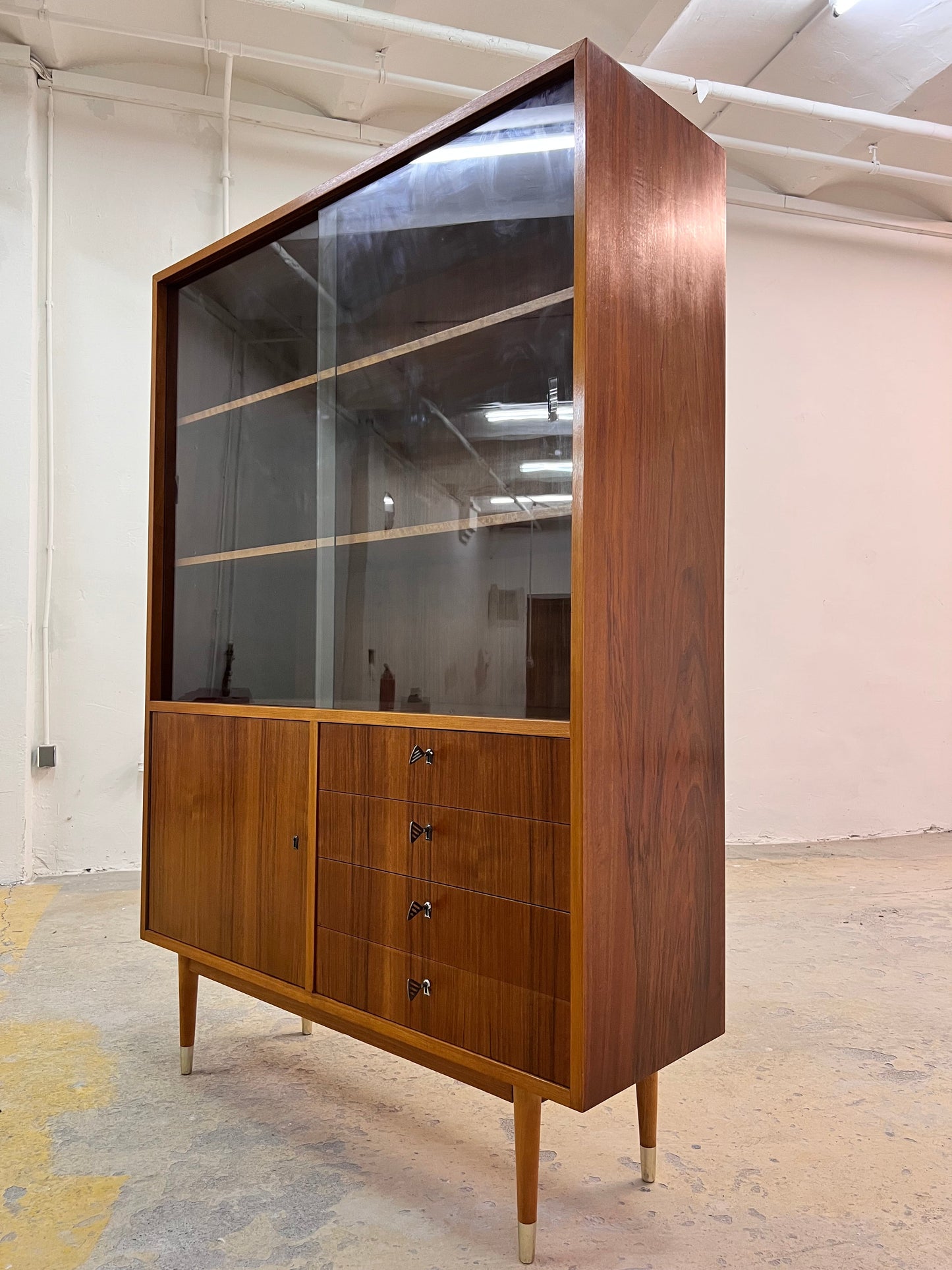 Vintage Vitrinenschrank von Deutsche Werkstätten Hellerau, Nussbaum, restauriert, Glasschiebetüren