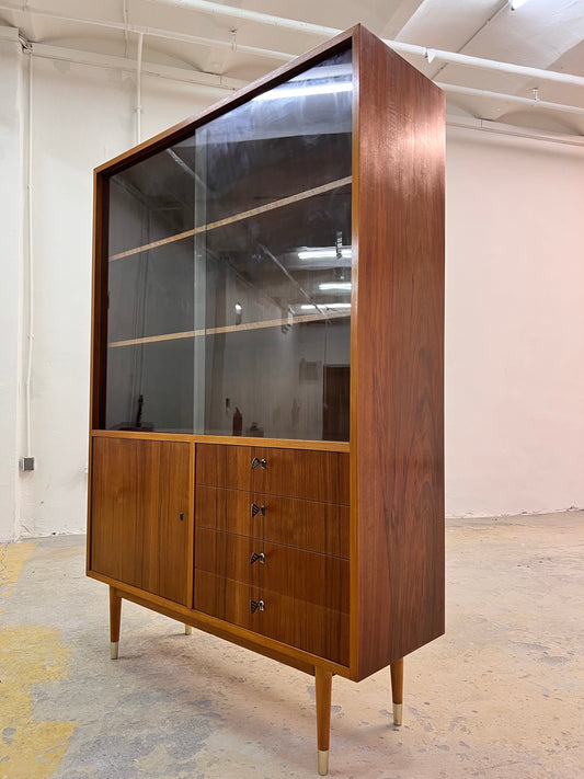 Vintage Vitrinenschrank von Deutsche Werkstätten Hellerau, Nussbaum, restauriert, Glasschiebetüren