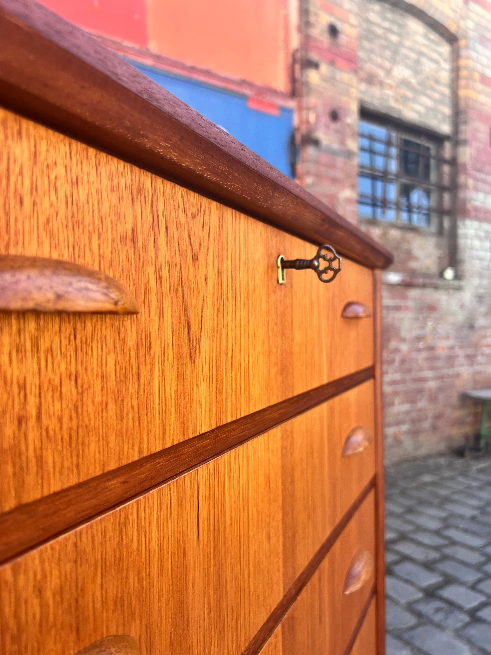Vintage Teak Kommode mit Muschelgriffen aus Dänemark, 60er Jahre