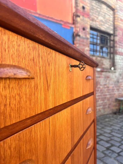 Vintage Teak Kommode mit Muschelgriffen aus Dänemark, 60er Jahre