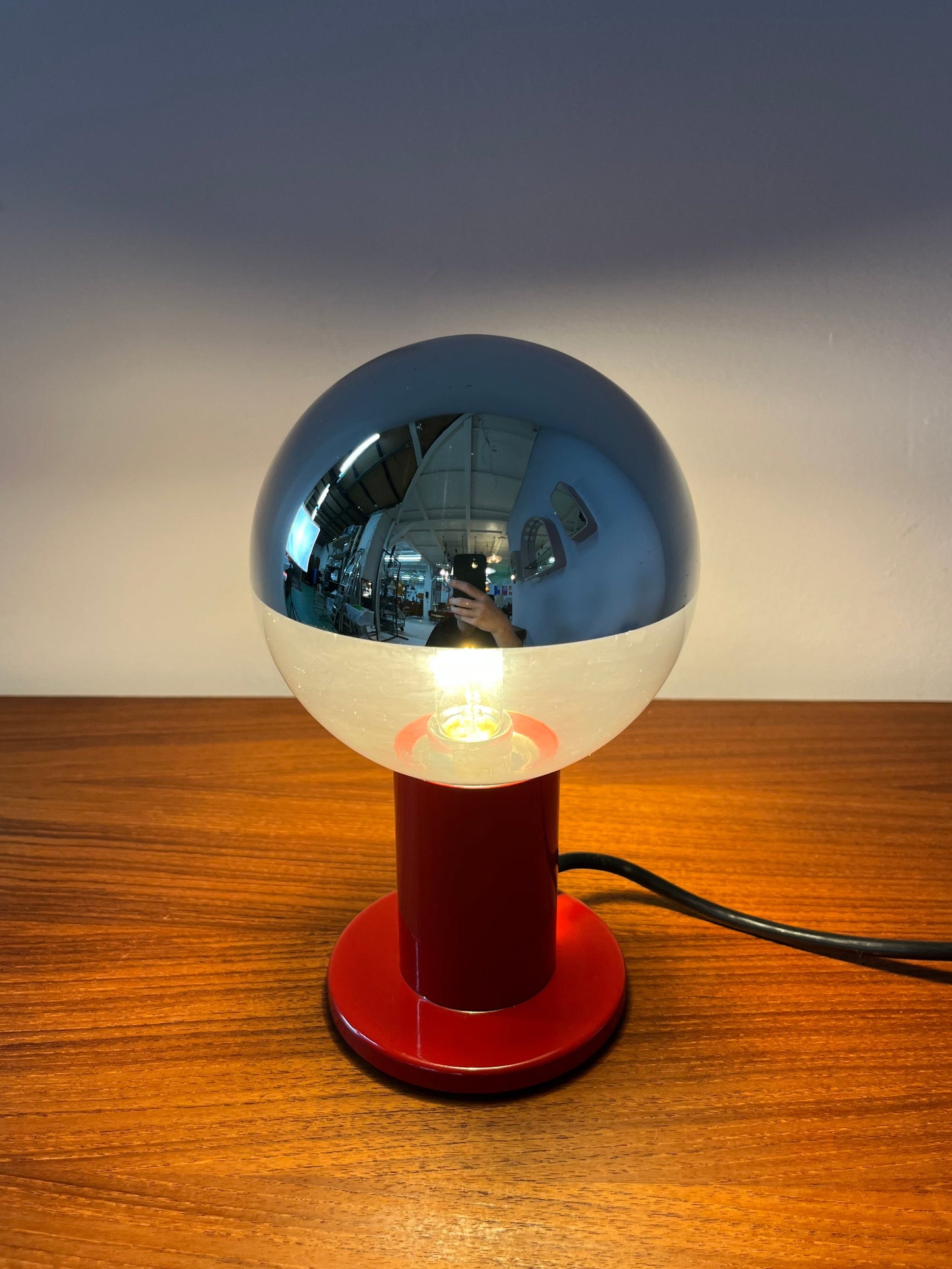Lampe de table Big Globe rouge par Motoko Ishii pour STAFF