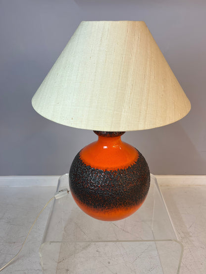 Lampe de table vintage Fat Lava avec abat-jour en soie naturelle orange marron par JASBA