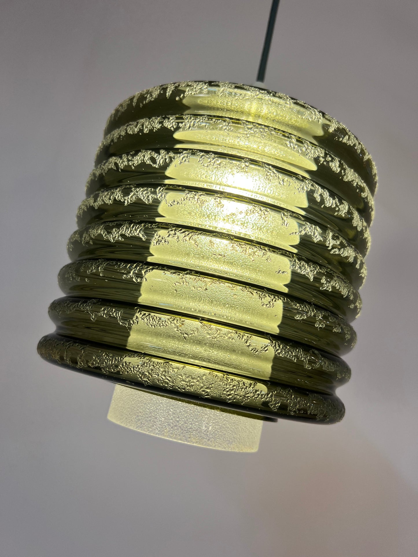 Vintage Hängelampe oliv weiß strukturiert mit zwei Glasschirmen