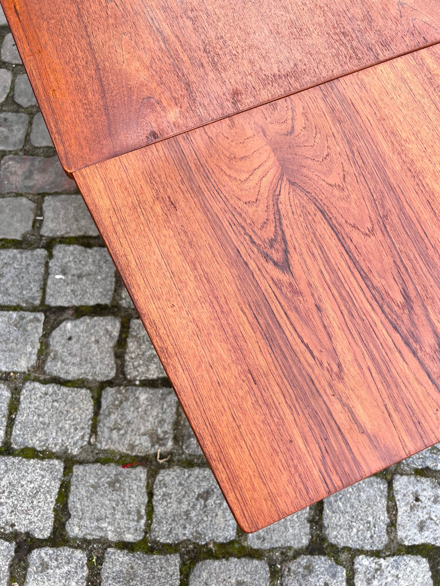 Esstisch Teak ausziehbar trapezförmige Tischblätter