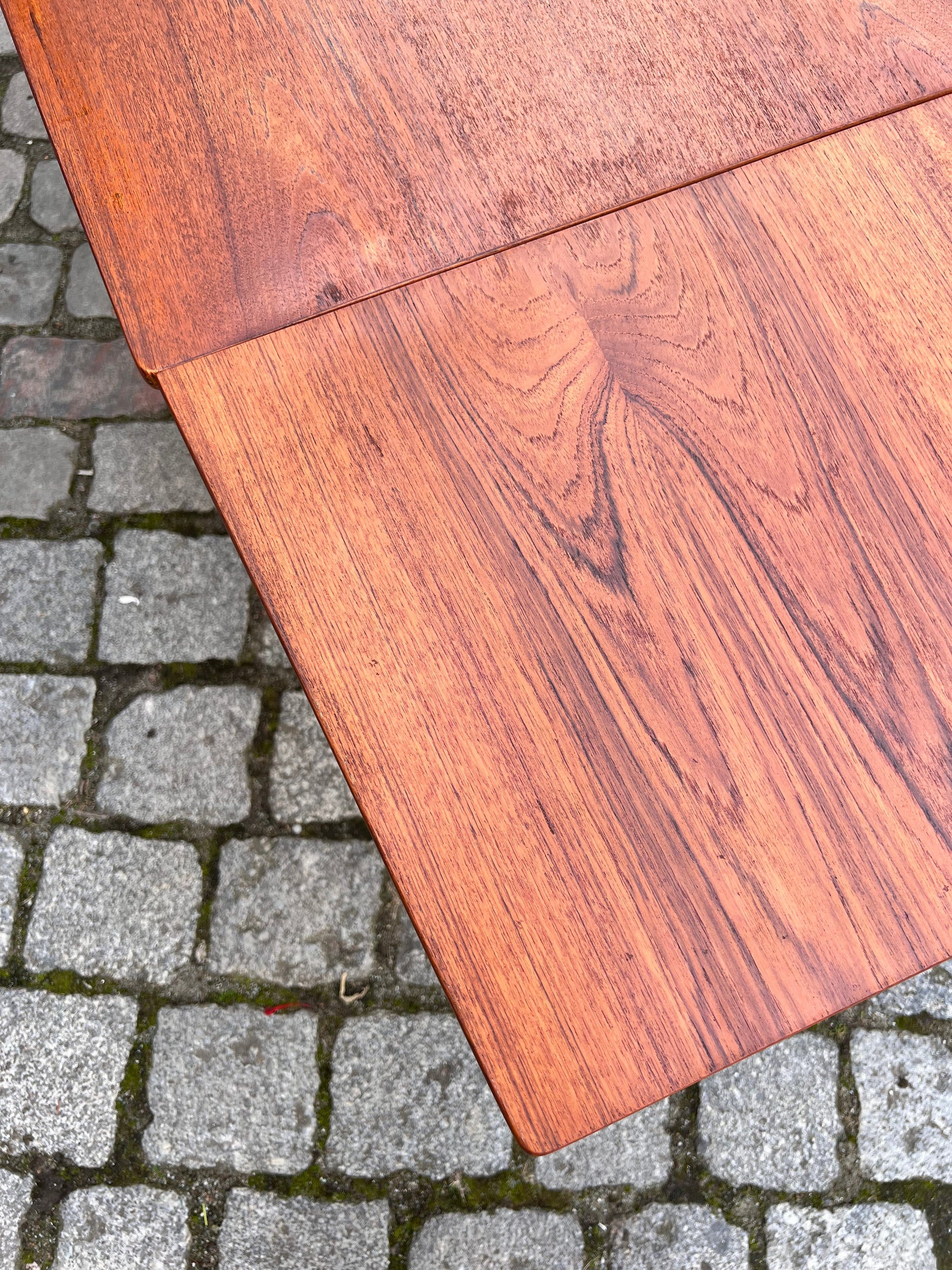 Esstisch Teak ausziehbar trapezförmige Tischblätter