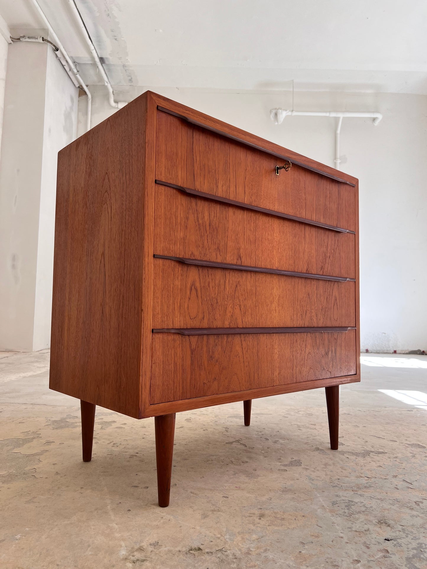 Vintage Kommode aus Teak mit durchgehenden Griffen und Schloss aus Dänemark