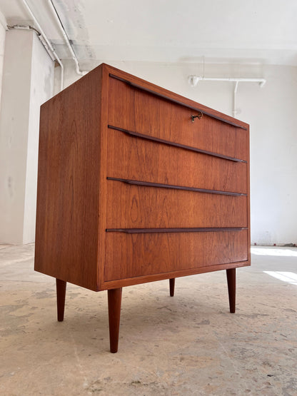Vintage Kommode aus Teak mit durchgehenden Griffen und Schloss aus Dänemark