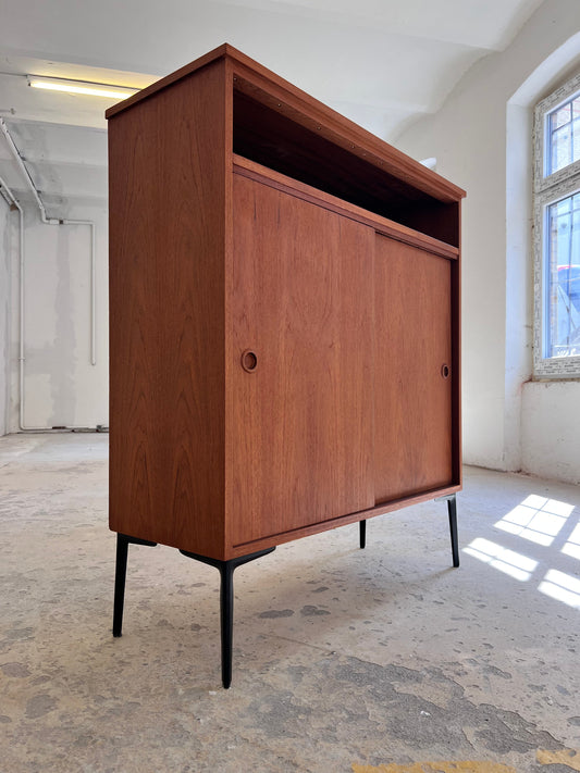 Vintage Schrank Teak mit Schiebetür aus Dänemark, schwarze Möbelfuß