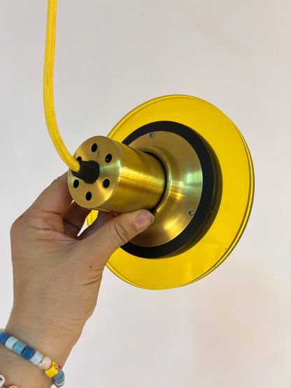 Vintage Pendelleuchte aus Messing und gelbem Kunststoff, Dänemark