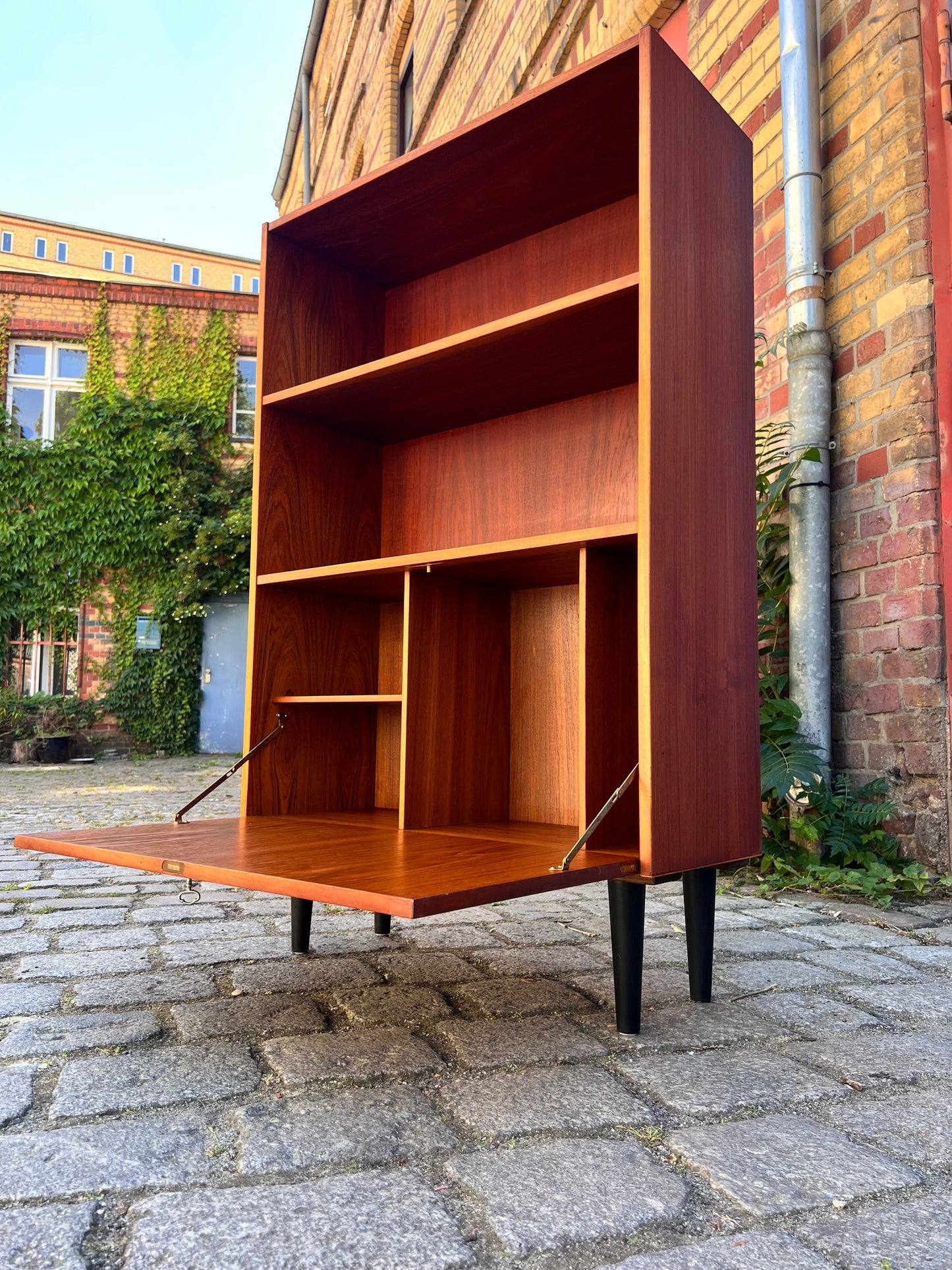 Teak shelf with lockable compartment