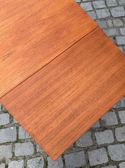 Ausziehbarer Esstisch Teakholz mit Eichenbeinen