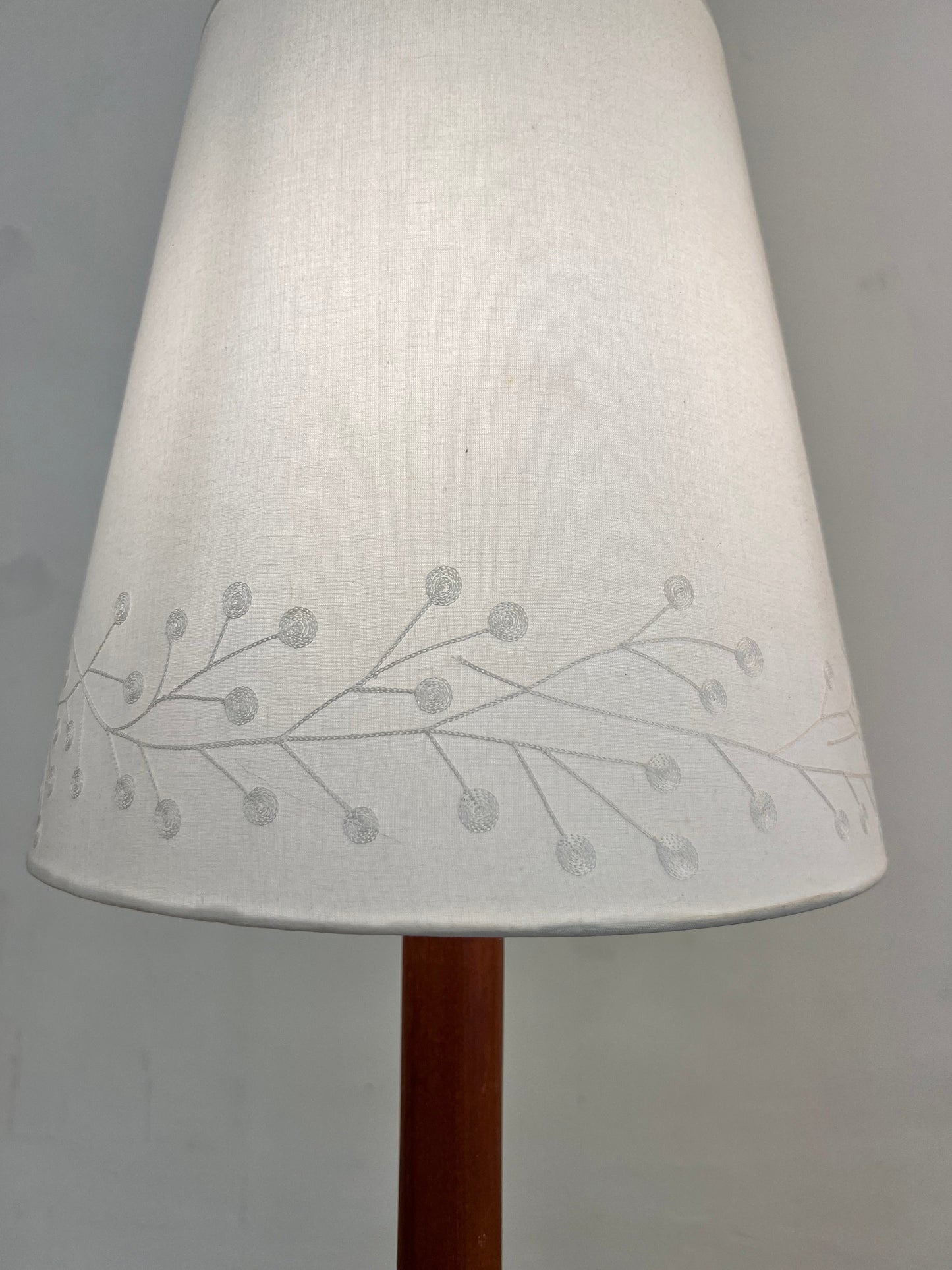 Vintage Stehlampe Teak mit verziertem Stoffschirm aus Dänemark