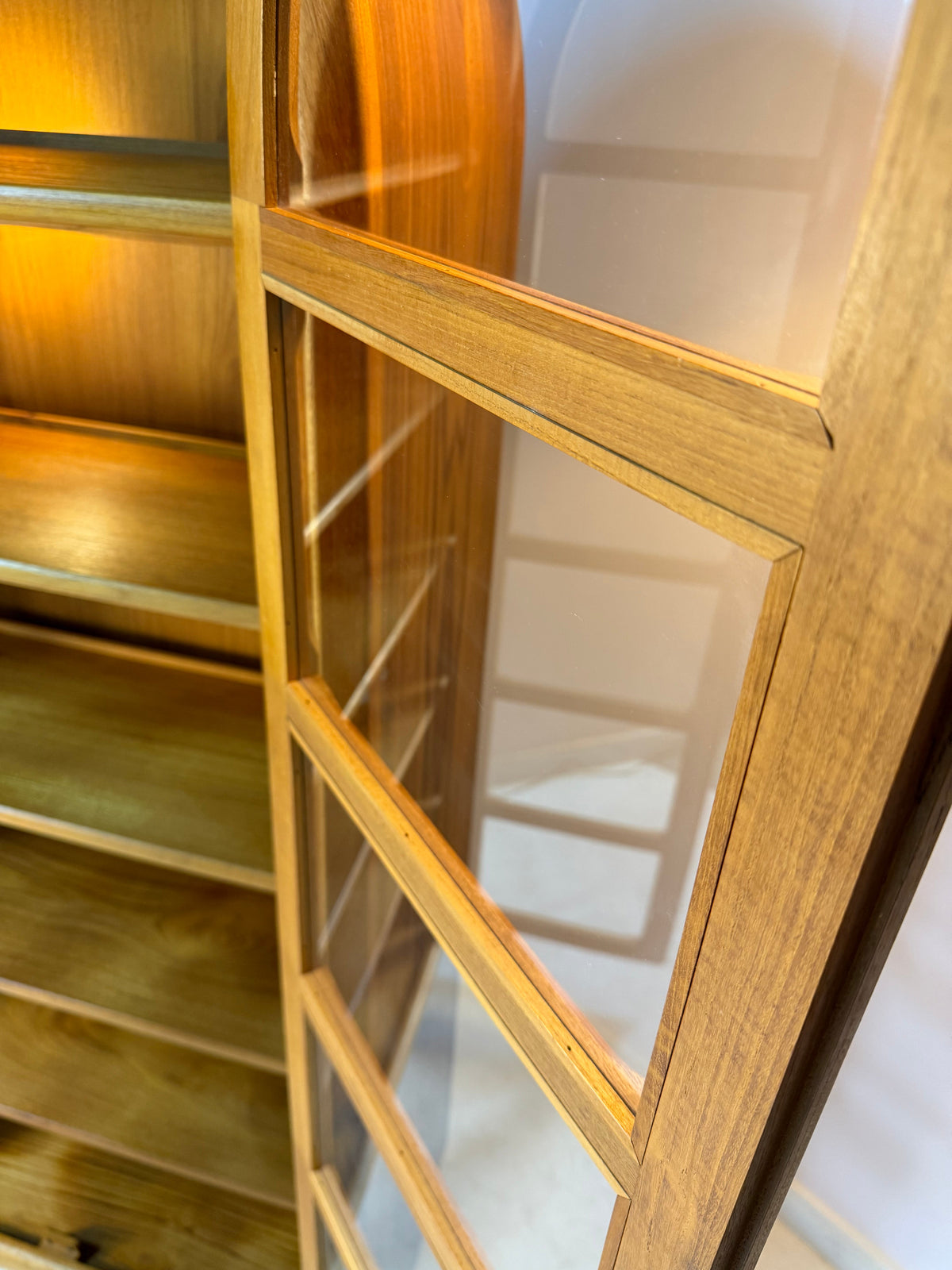 Vintage Rundbogen Vitrine Teak mit Beleuchtung von Dyrlund
