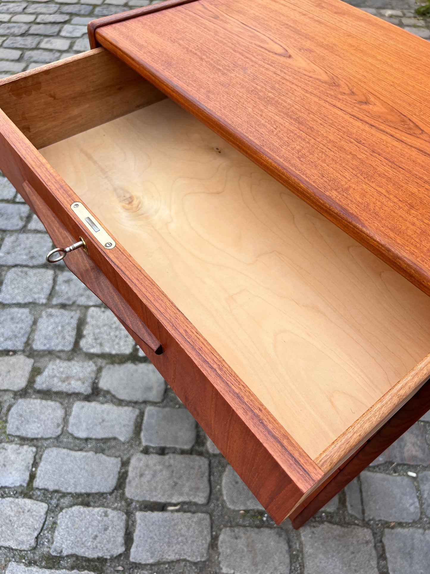 Vintage Kommode Teak mit Schloss aus Dänemark