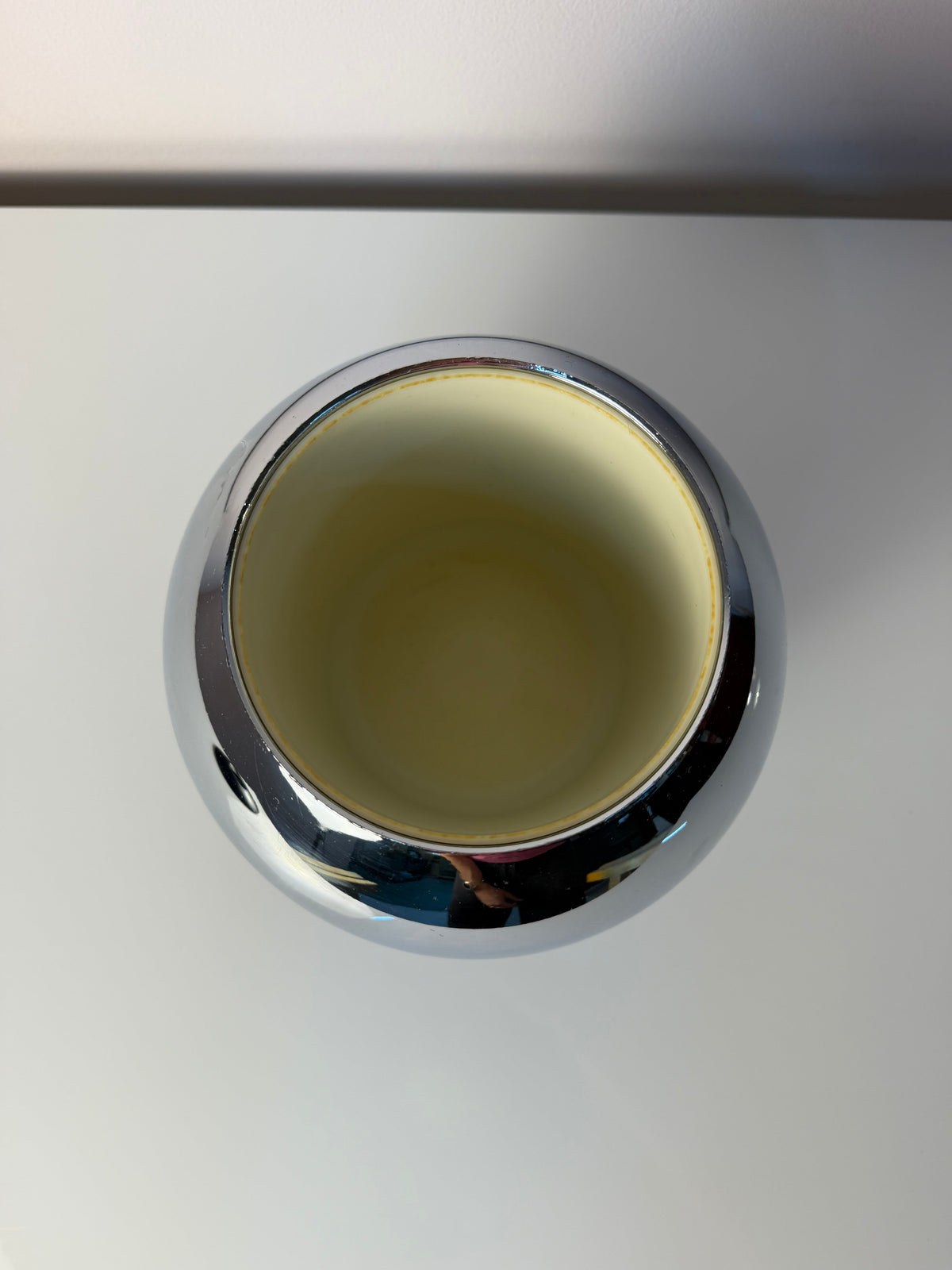 Eiskübel Kugelform Chrom und Schwarz von Quist