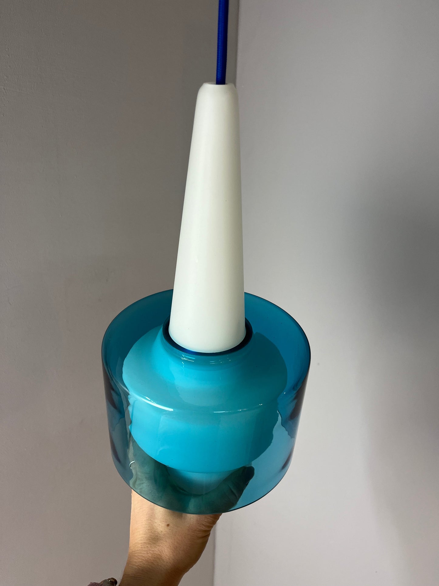 Vintage Hängelampe blau-weiß Opalglas von Hyllinge Glasbruk