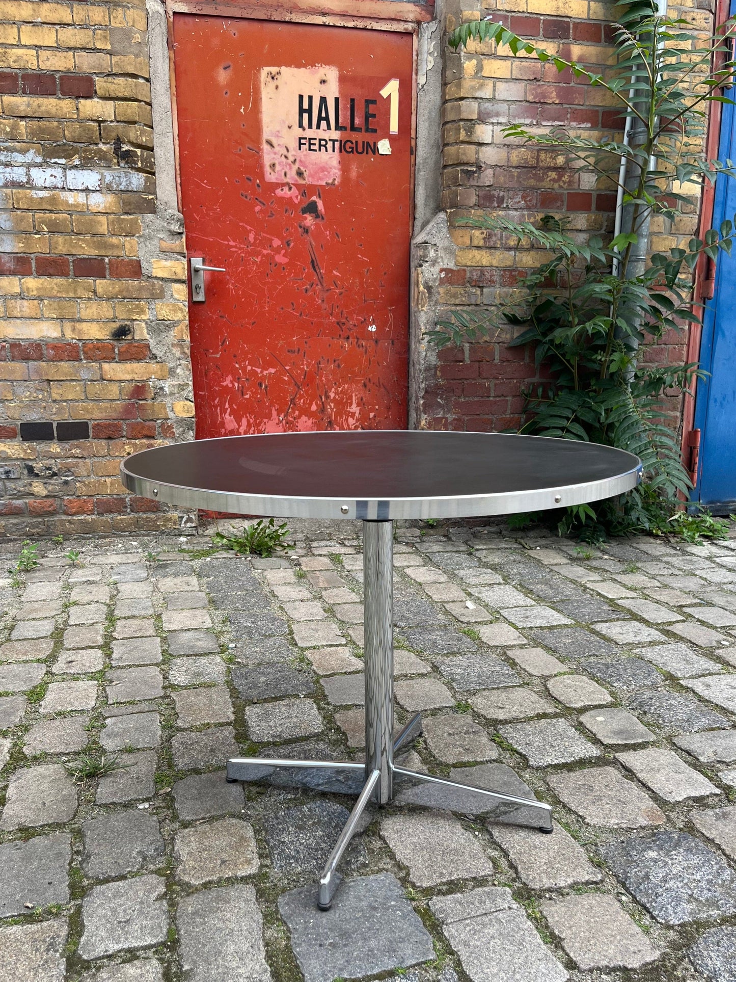 Table basse en linoléum noir chromé par Mauser