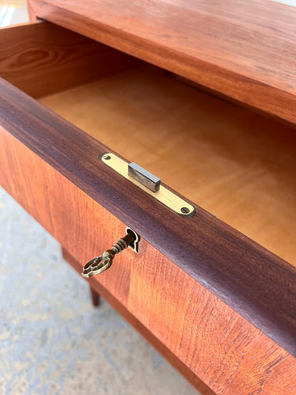Vintage Kommode aus Teak mit durchgehenden Griffen und Schloss aus Dänemark