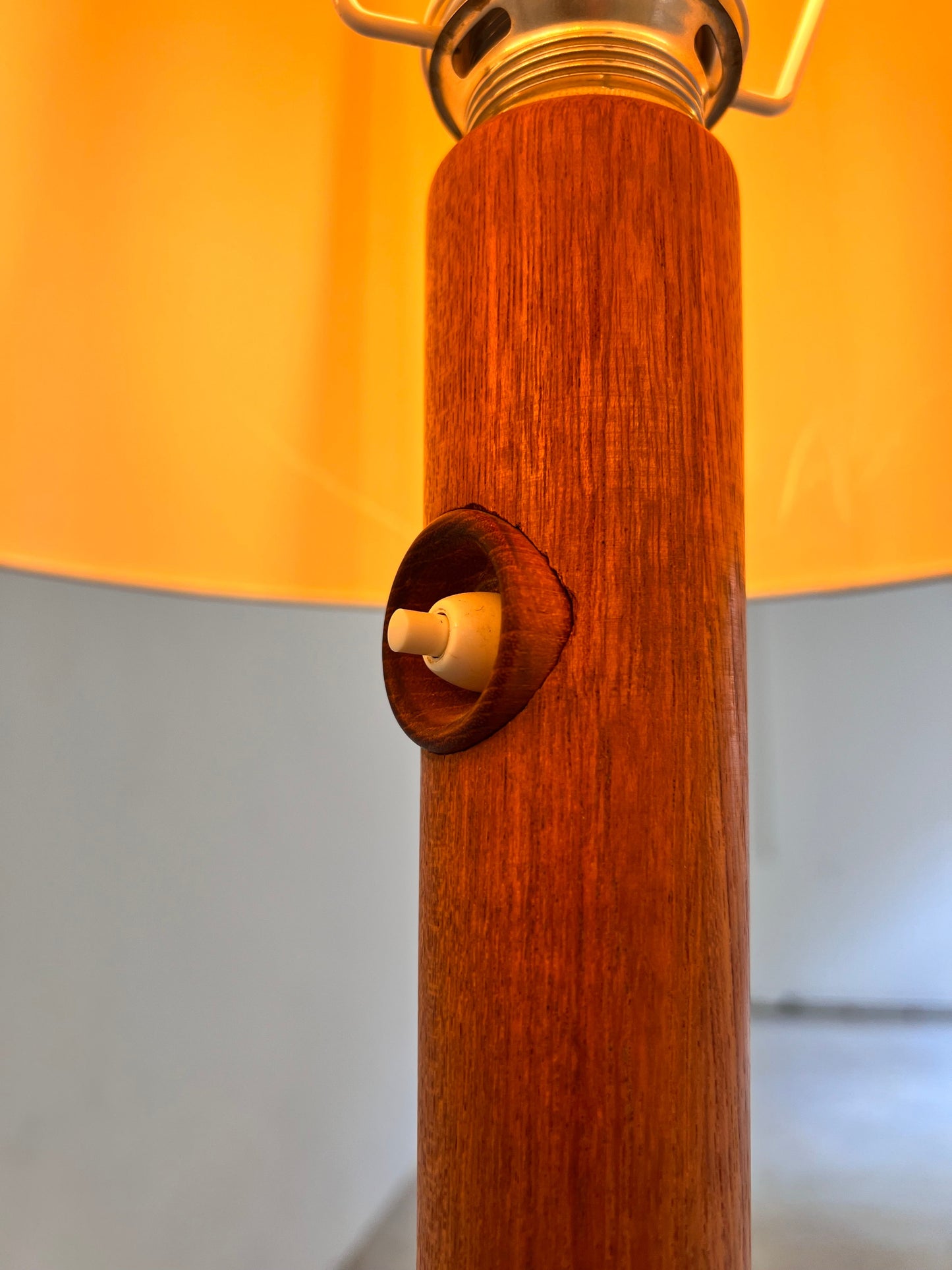 Vintage Stehlampe Teak mit Seidenschirm aus Dänemark