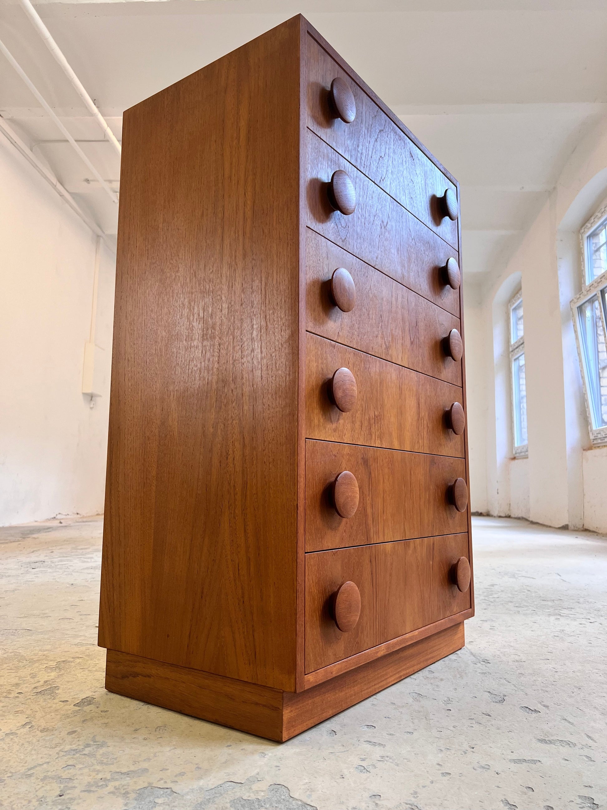 Vintage Kommode Teak mit runden Griffen aus Dänemark