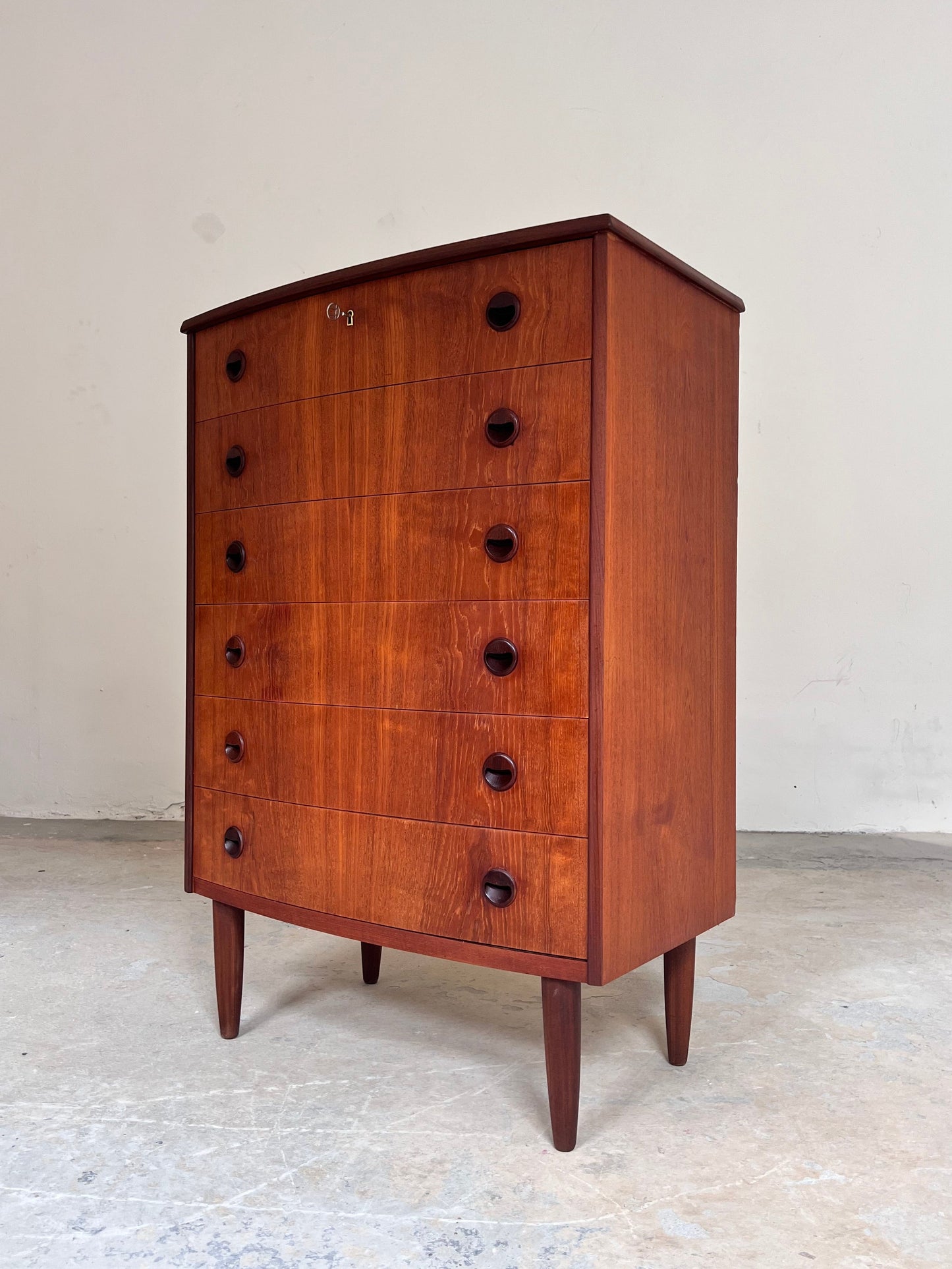 Vintage Halbrunde Kommode aus Teak mit runden Griffen und Schloss aus Dänemark