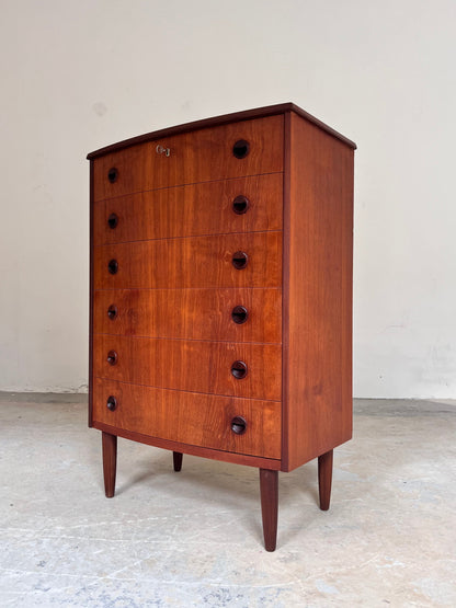 Vintage Halbrunde Kommode aus Teak mit runden Griffen und Schloss aus Dänemark