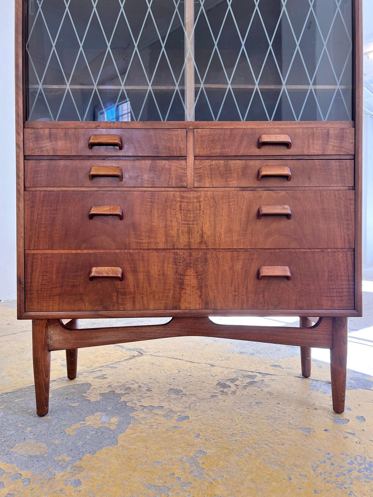 Vintage Vitrinenschrank aus Teak aus Dänemark, refurbished, Nussbaum, Braun, Glas