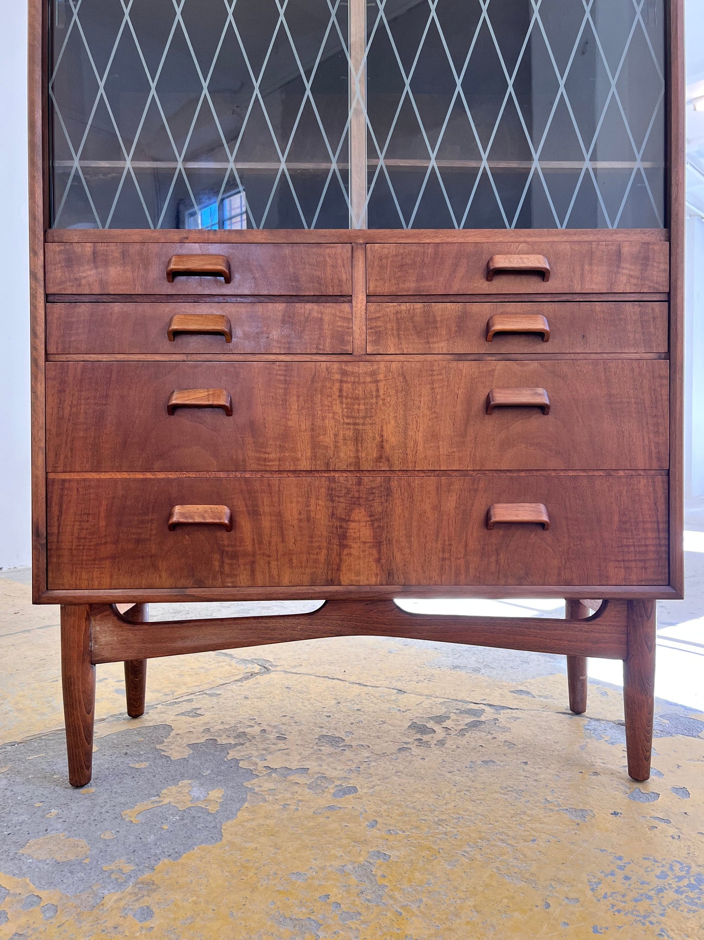 Vintage Vitrinenschrank aus Teak aus Dänemark, refurbished, Nussbaum, Braun, Glas