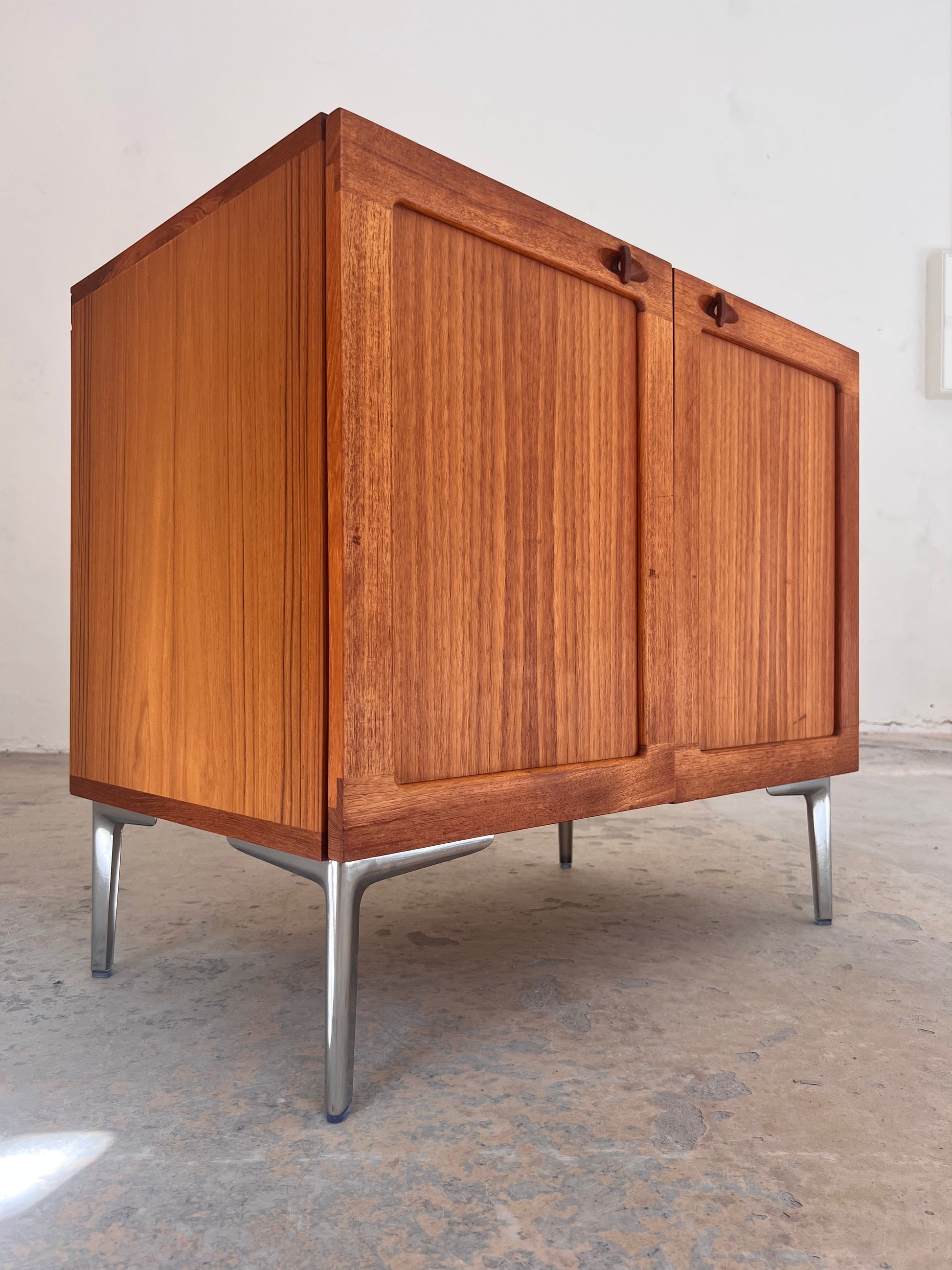 Vintage Kommode aus Teak mit Flügeltüren und neuen Chromfüßen von H. W. Klein