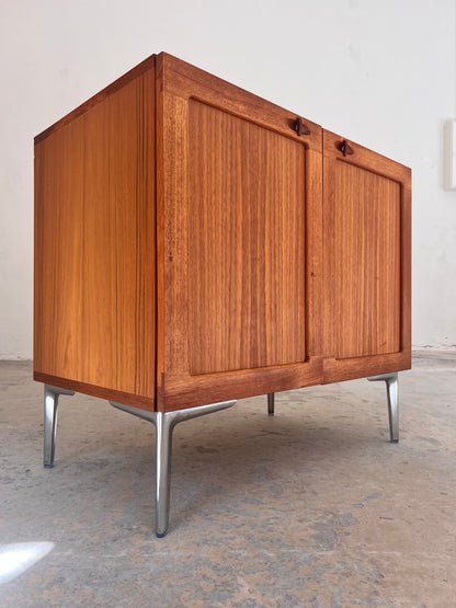 Vintage Kommode aus Teak mit Flügeltüren und neuen Chromfüßen von H. W. Klein