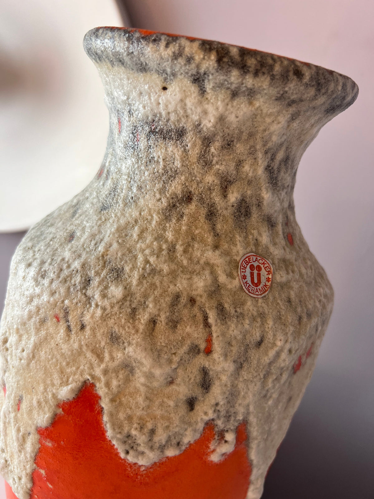 Vase vintage Fat Lava 1439/40 orange blanc par Uebelacker Keramik