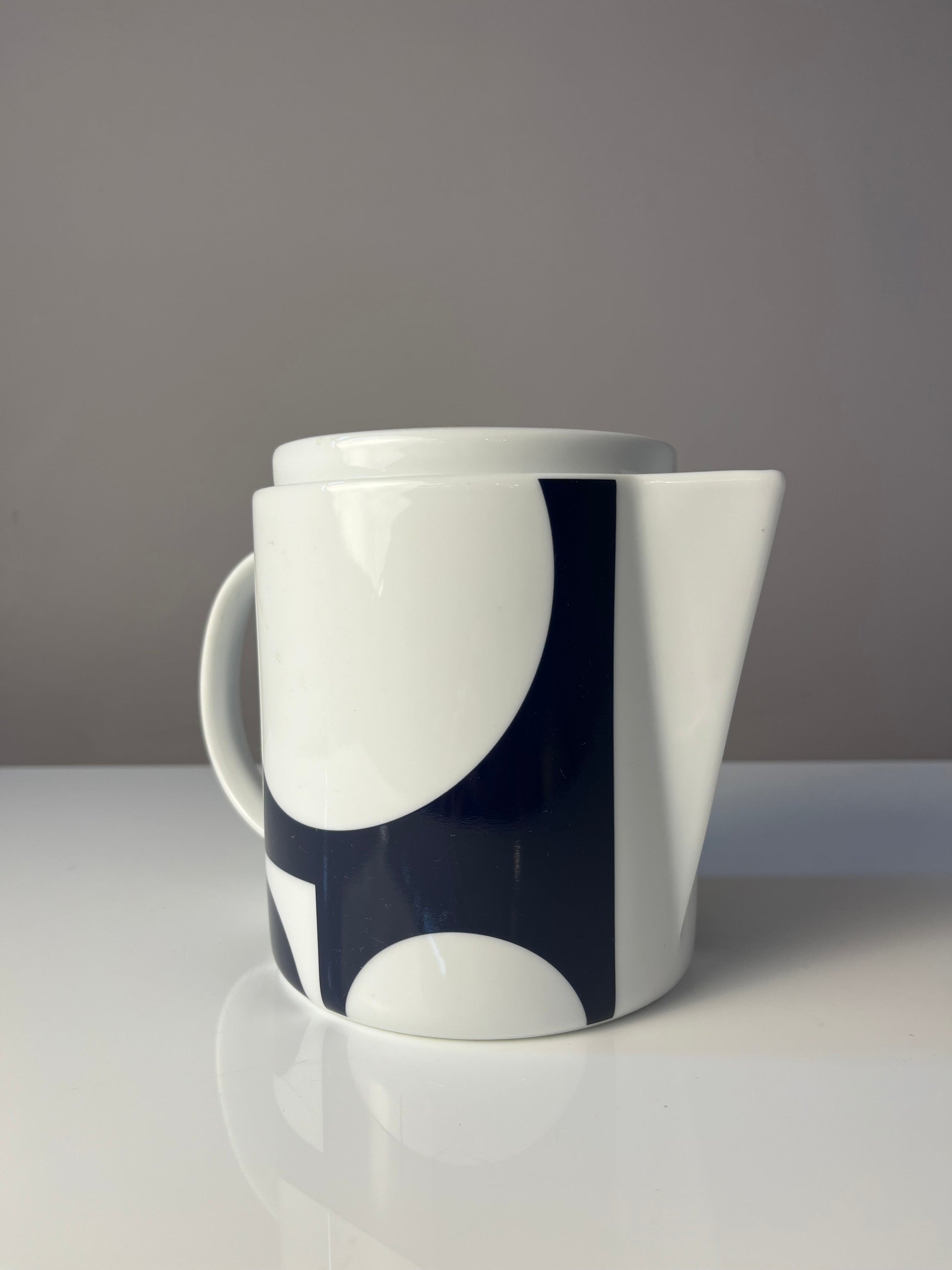 Vintage Teekanne "Geometry 1" von Verner Panton für Menu dunkelblau weiß
