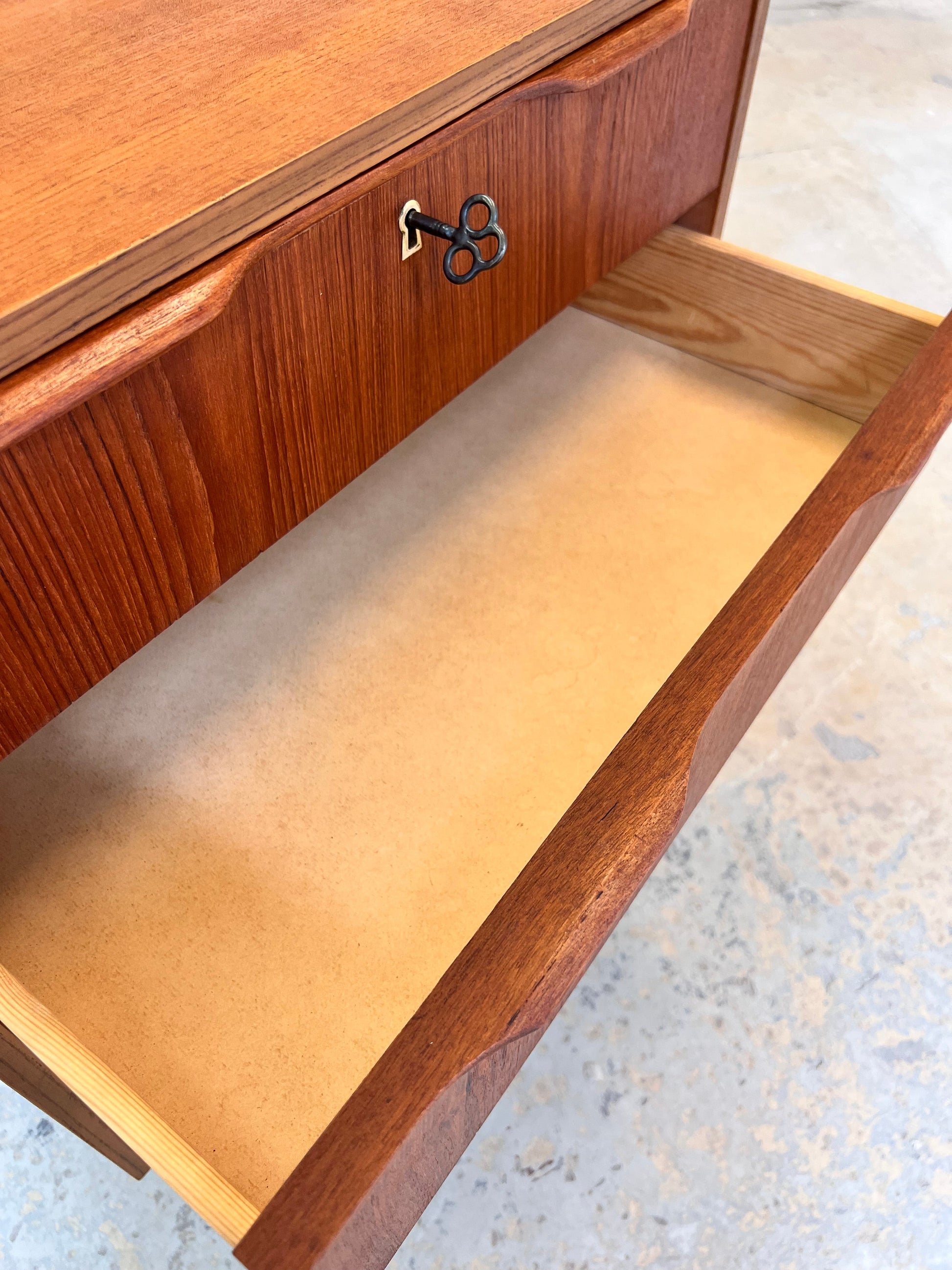 Vintage Kommode Teak mit Schloss aus Dänemark