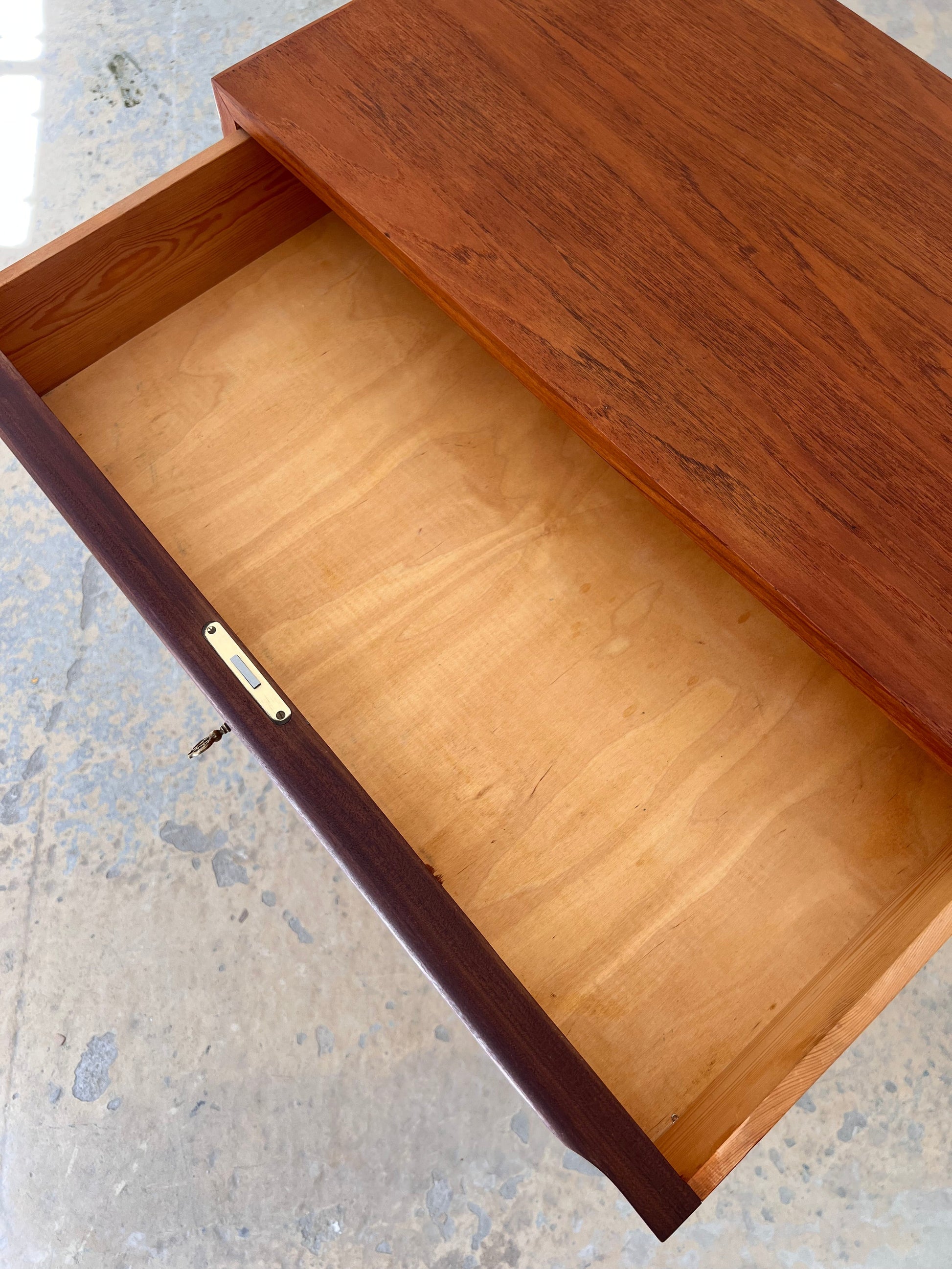 Vintage Kommode aus Teak mit durchgehenden Griffen und Schloss aus Dänemark