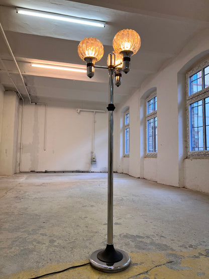 Vintage Stehlampe Chrom 1970er Jahre geriffelter Glasschirm