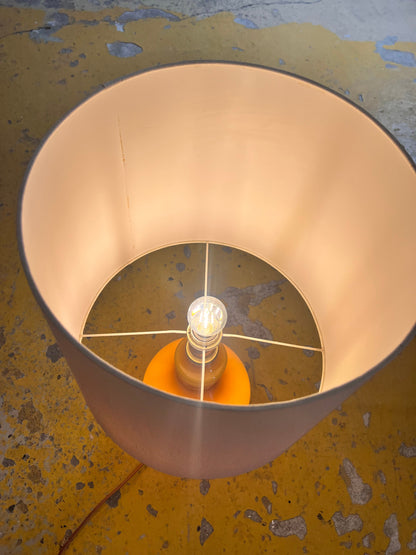 Hohe Tischlampe Glas und Seide