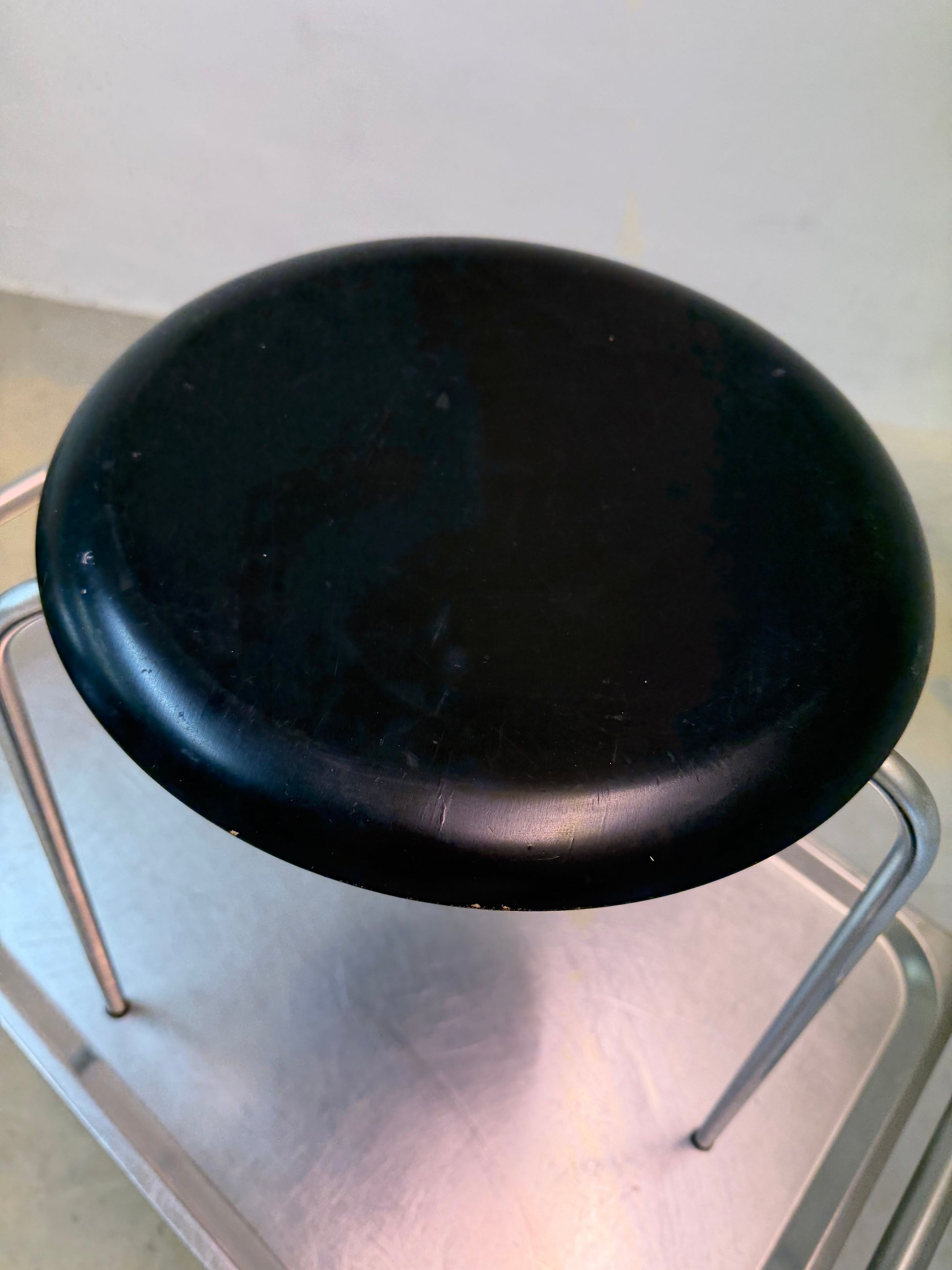 Vintage Hocker "Dot" schwarz Chrom von Arne Jacobsen für Fritz Hansen