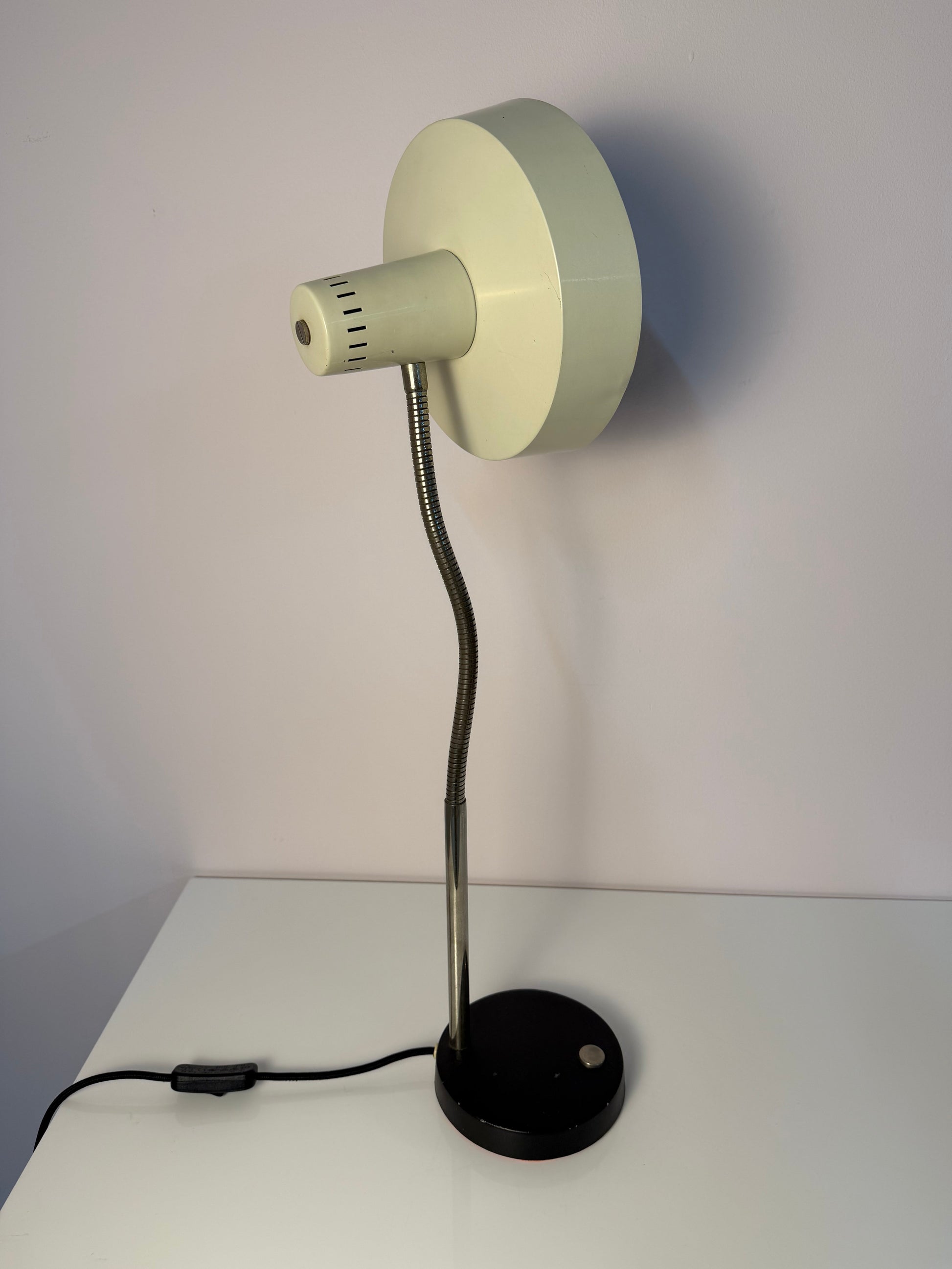 Vintage Schreibtischlampe altweiß mit beweglichem Arm, Deutschland 50er