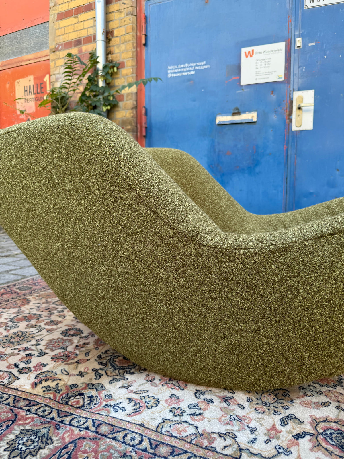 Liegesessel Space Age Bouclé moosgrün aus Italien