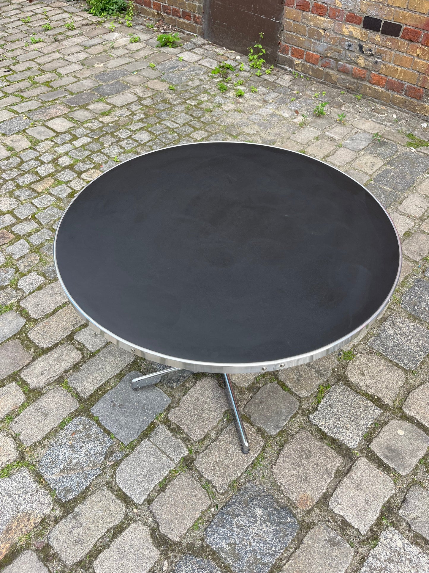 Table basse en linoléum noir chromé par Mauser