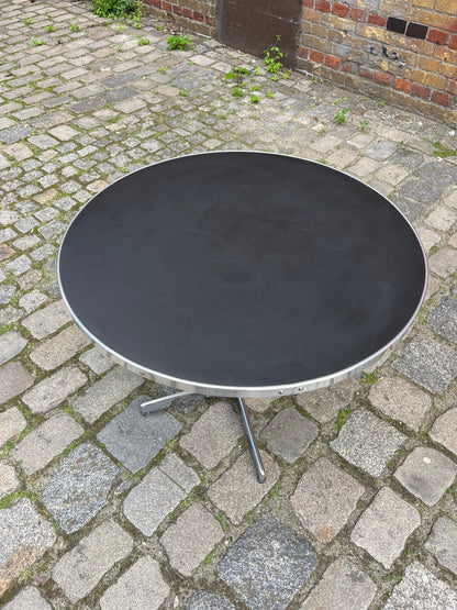 Table basse en linoléum noir chromé par Mauser