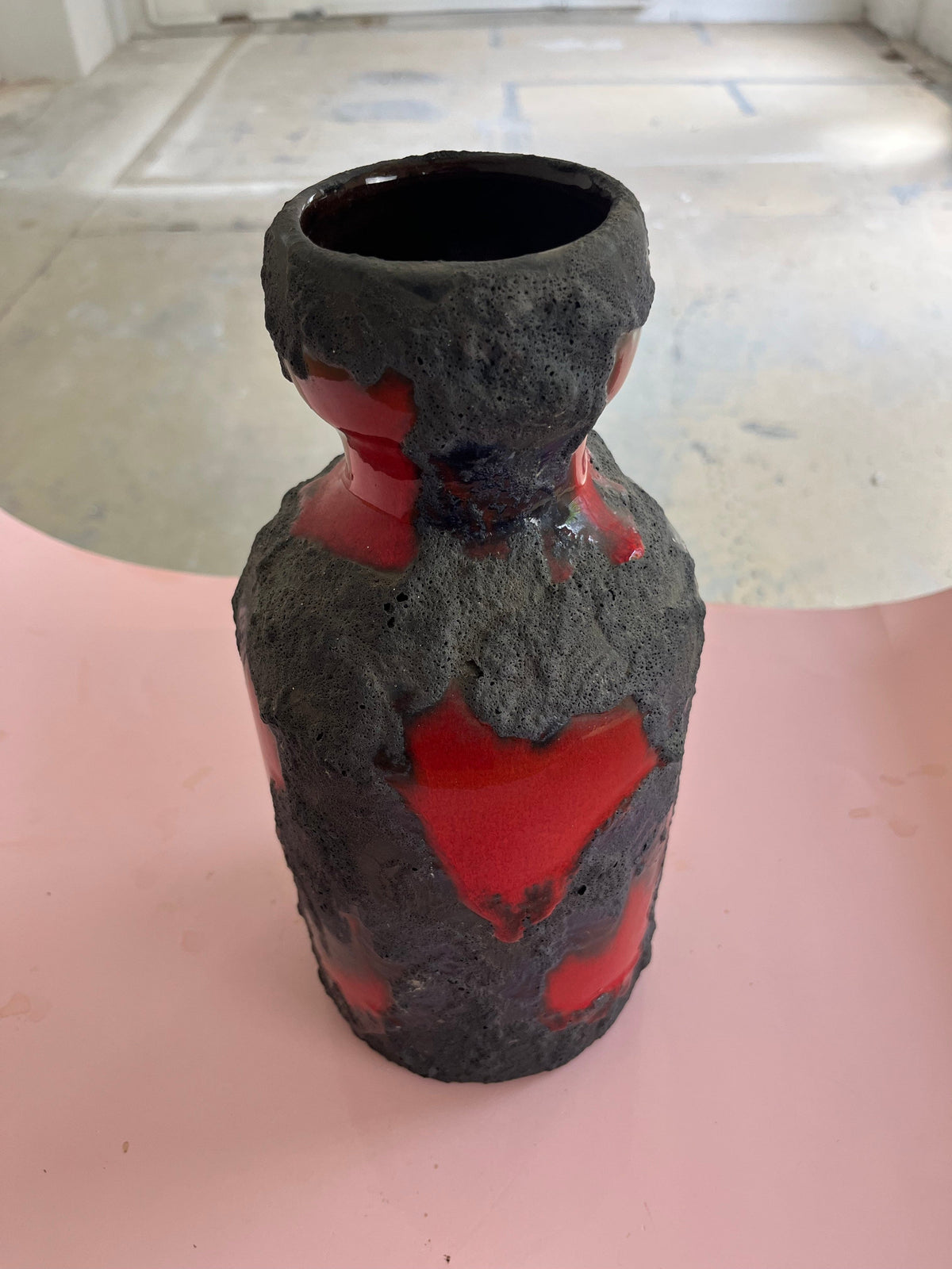 Vase vintage Fat Lava rouge noir par Marei Keramik