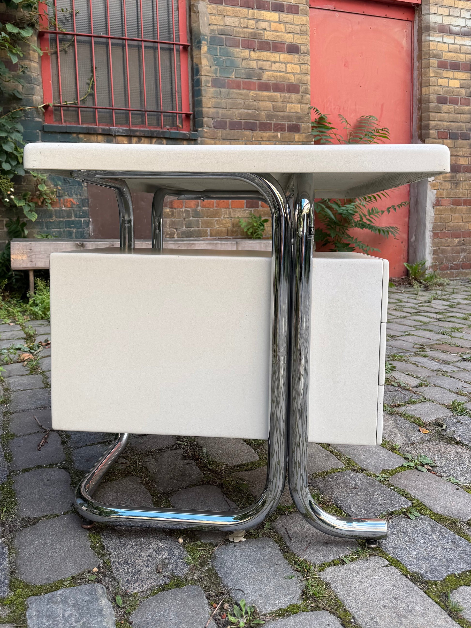 Vintage Schreibtisch Fiberglas und Chrom von 2 INN