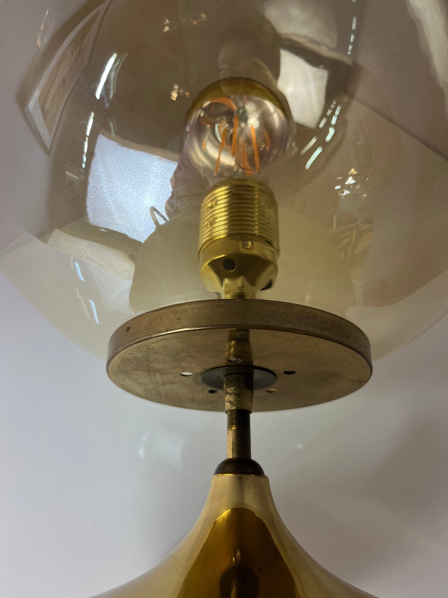 Vintage Tischlampe mit Glaskugel und Messingfuß