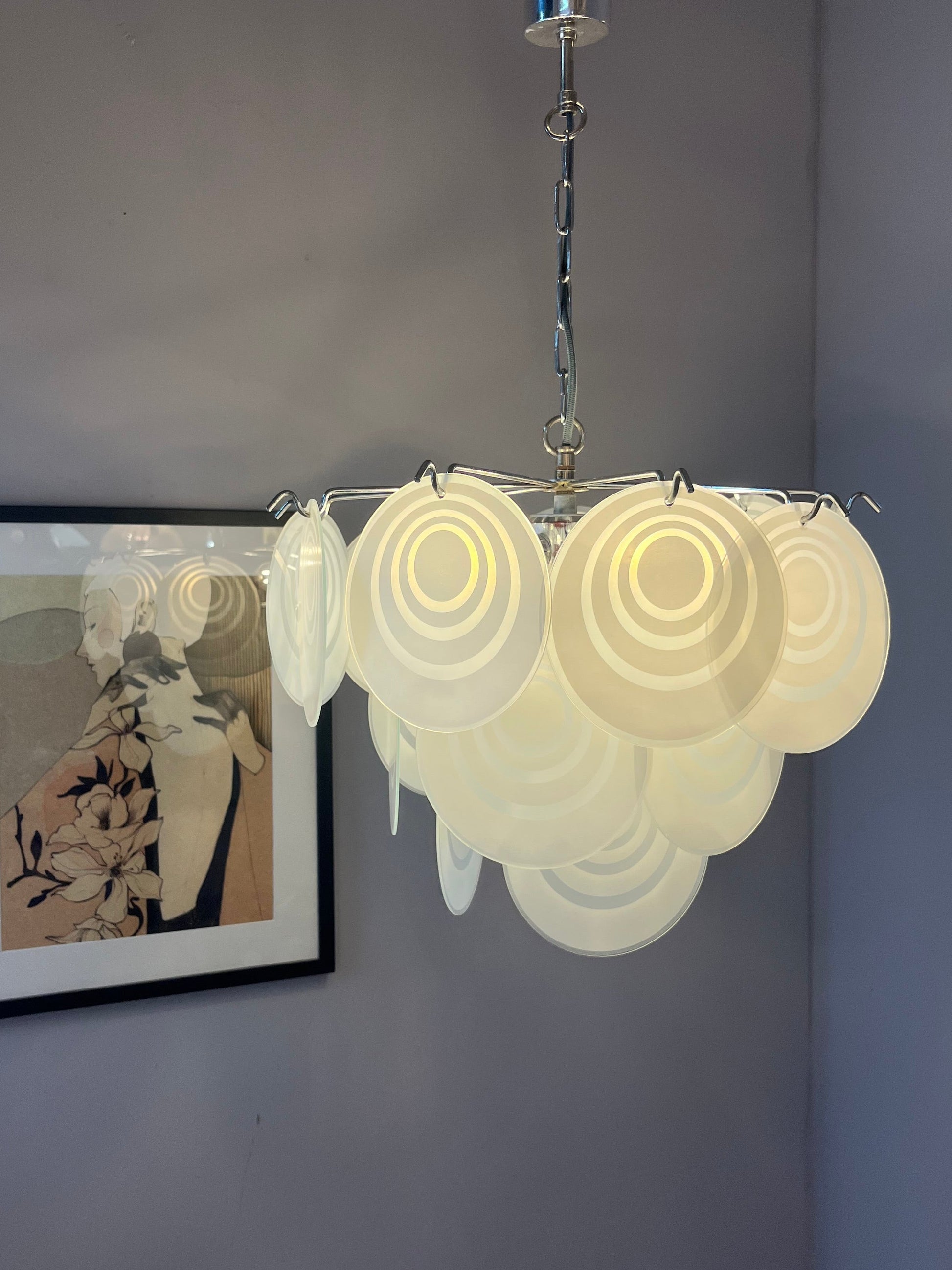 Vintage Kronleuchter weiß silber mit Glasscheiben von Vistosi inspiriert