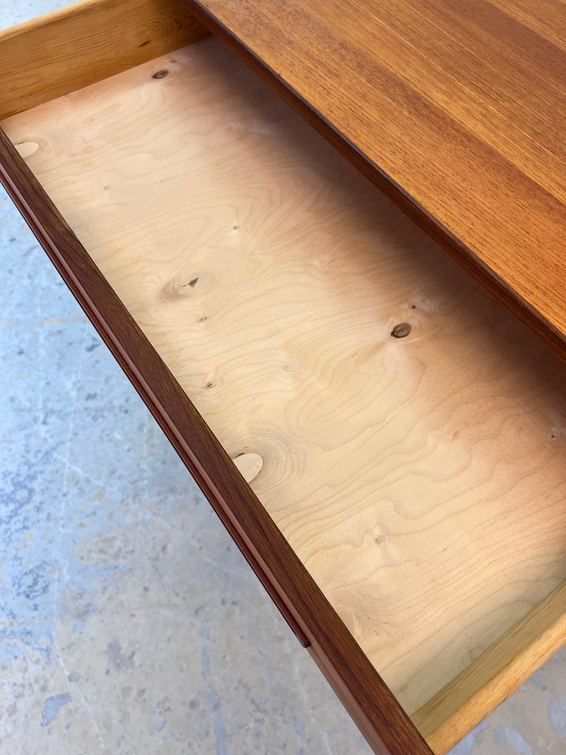 Vintage Kommode Teak Dänemark mit langen eingelassenen Griffen