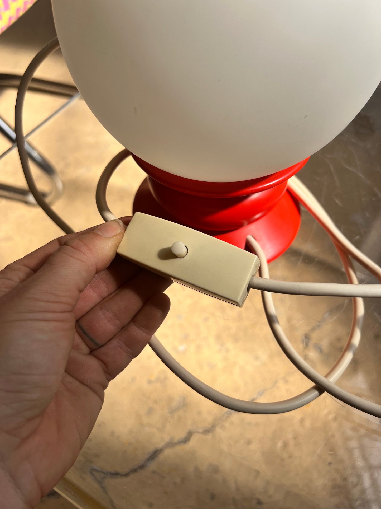 Lampe de table vintage en verre opale rouge par Temde