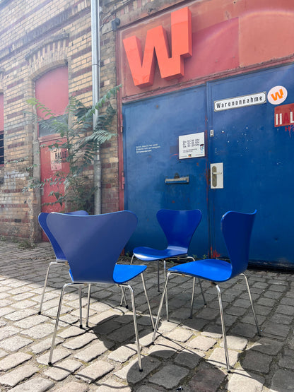 Chaise vintage Série 7 Bleu roi par Arne Jacobsen pour Fritz Hansen Lot de 4